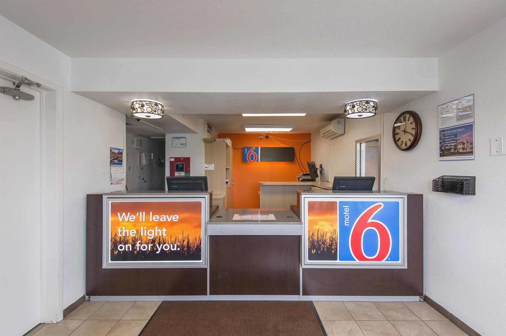 Motel 6 Kansas City, Mo - Airport 외부 사진